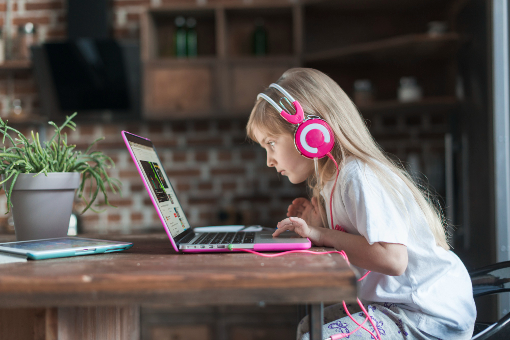 Comment l'accompagnement scolaire en ligne soutient-il les enfants en difficulté ?